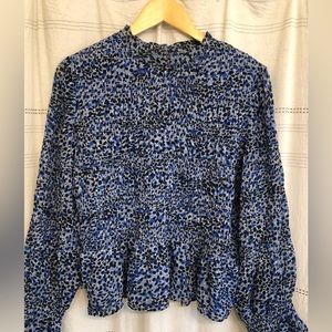 EXPRESS BLOUSE WITH RUSCHED DETAIL.